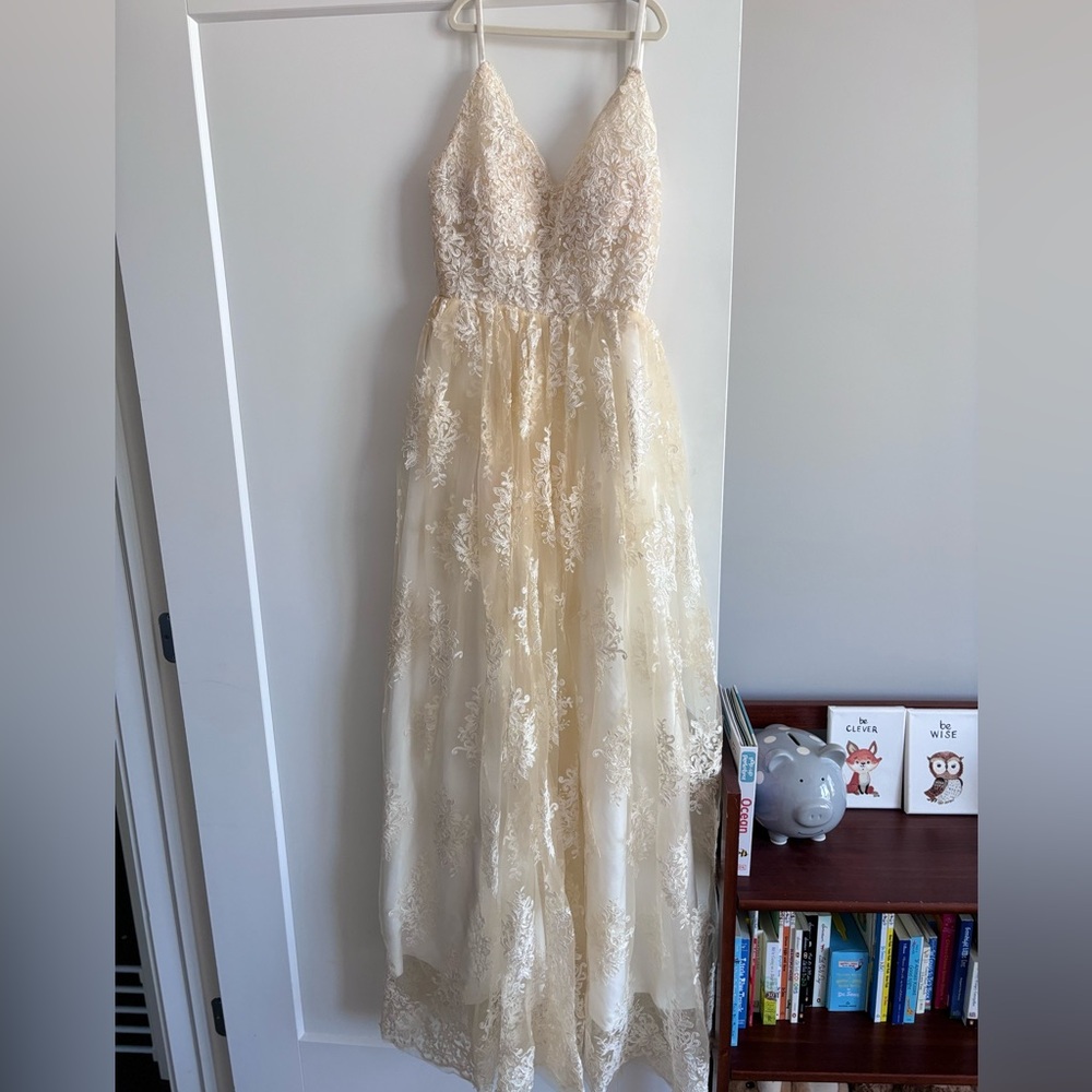 Elegant Cream Lace Wedding Dress